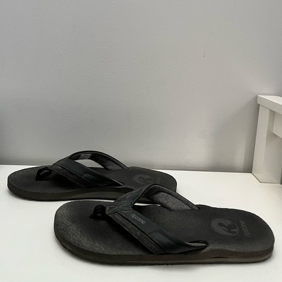 Mens Ripzone Flip Flops, Size 9 - Picture 3 of 4